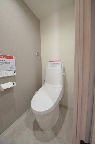 藤和平和公園ホームズのトイレ|トイレはウォシュレット付。収納スペースもあります。