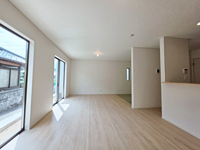 深川一丁目の居間・リビング|広く明るいリビング空間。オープンタイプの対面式キッチンでリビングが隅まで見渡せます。キッチンにいながら小さなお子様にも目が届き安心です。