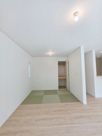 深川一丁目の和室|各居室に機能的なクローゼットを完備。タンスなどの大型家具を買い足す必要がないため、お部屋の面積を最大限に活かせます。