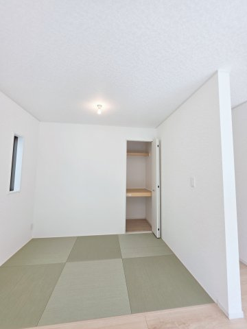 深川一丁目の収納|各居室に機能的なクローゼットを完備。タンスなどの大型家具を買い足す必要がないため、お部屋の面積を最大限に活かせます。