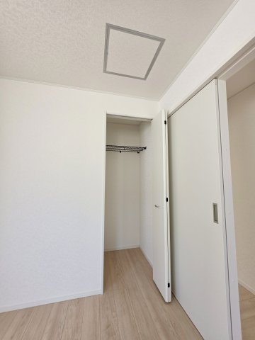 深川一丁目の収納|各居室に機能的なクローゼットを完備。タンスなどの大型家具を買い足す必要がないため、お部屋の面積を最大限に活かせます。