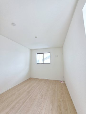 深川一丁目の洋室|各居室に機能的なクローゼットを完備。タンスなどの大型家具を買い足す必要がないため、お部屋の面積を最大限に活かせます。
