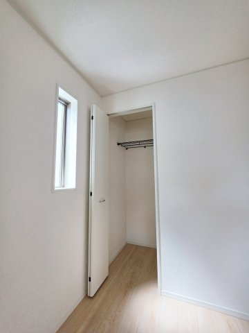 深川一丁目の収納|各居室に機能的なクローゼットを完備。タンスなどの大型家具を買い足す必要がないため、お部屋の面積を最大限に活かせます。