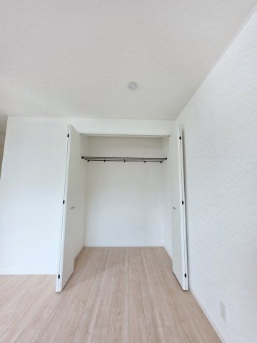 深川一丁目の収納|各居室に機能的なクローゼットを完備。タンスなどの大型家具を買い足す必要がないため、お部屋の面積を最大限に活かせます。