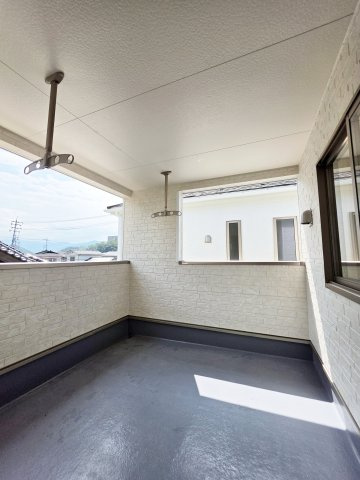 深川一丁目のバルコニー|屋根に守られたバルコニー。お出かけ中の急な雨でも洗濯物が濡れにくく安心です。