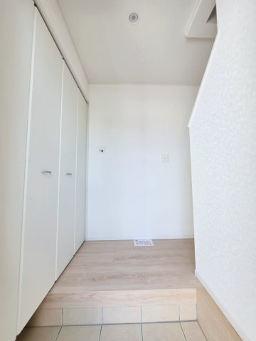 深川一丁目の玄関|玄関には大容量の収納有
玄関周りの収納も充実しています