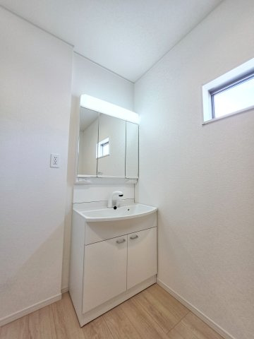 深川一丁目の独立洗面台|清潔感あふれるシャワー付洗面台と洗面室。余裕のスペース。窓もあり明るく通気も良いです