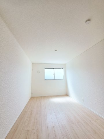 深川一丁目の洋室|各居室に機能的なクローゼットを完備。タンスなどの大型家具を買い足す必要がないため、お部屋の面積を最大限に活かせます。