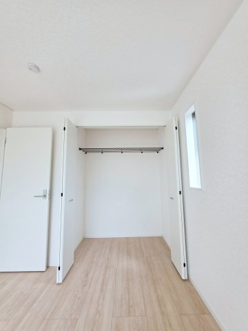 深川一丁目の収納|各居室に機能的なクローゼットを完備。タンスなどの大型家具を買い足す必要がないため、お部屋の面積を最大限に活かせます。
