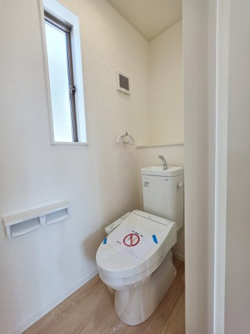深川一丁目のトイレ|窓のある明るいトイレ
勿論ウォシュレット付きです
