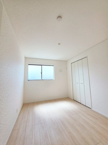 深川一丁目の洋室|各居室に機能的なクローゼットを完備。タンスなどの大型家具を買い足す必要がないため、お部屋の面積を最大限に活かせます。