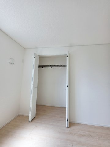深川一丁目の収納|各居室に機能的なクローゼットを完備。タンスなどの大型家具を買い足す必要がないため、お部屋の面積を最大限に活かせます。