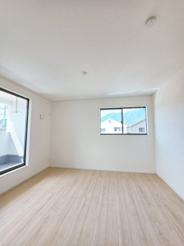 深川一丁目の洋室|各居室に機能的なクローゼットを完備。タンスなどの大型家具を買い足す必要がないため、お部屋の面積を最大限に活かせます。