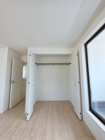 深川一丁目の収納|各居室に機能的なクローゼットを完備。タンスなどの大型家具を買い足す必要がないため、お部屋の面積を最大限に活かせます。