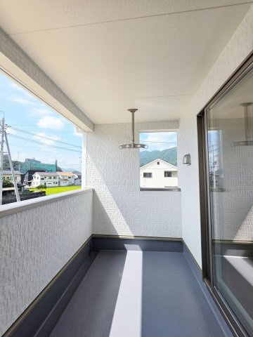 深川一丁目のバルコニー|屋根に守られたバルコニー。お出かけ中の急な雨でも洗濯物が濡れにくく安心です。