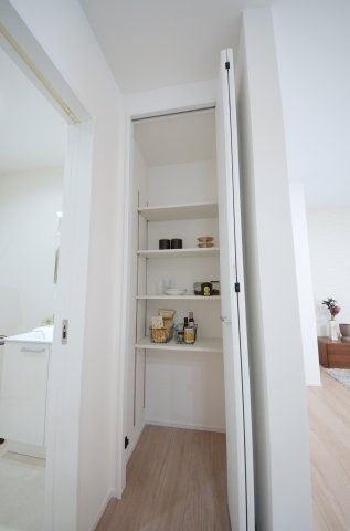 大野下更地の収納|キッチン横には、ストック食品や調理家電もすっきり収まるパントリーがあります。