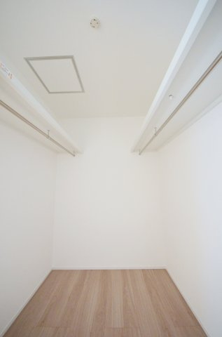 大野下更地の収納|各居室に機能的なクローゼットを完備。タンスなどの大型家具を買い足す必要がないため、お部屋の面積を最大限に活かせます。