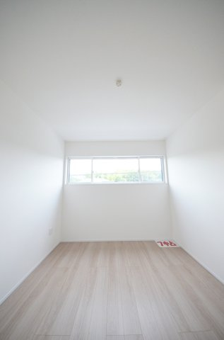 大野下更地の洋室|各居室に機能的なクローゼットを完備。タンスなどの大型家具を買い足す必要がないため、お部屋の面積を最大限に活かせます。