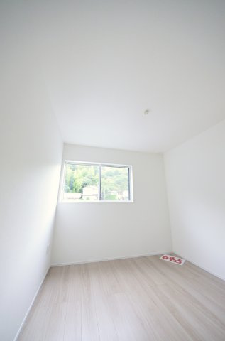 大野下更地の洋室|各居室に機能的なクローゼットを完備。タンスなどの大型家具を買い足す必要がないため、お部屋の面積を最大限に活かせます。