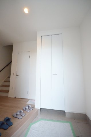 大野下更地の玄関|玄関には、靴だけでなくベビーカーやアウトドア用品、ゴルフバッグも丸ごと収まる大容量のシューズインクローゼットがあります