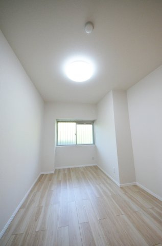 ローレルコート古江の洋室|各居室に機能的なクローゼットを完備。タンスなどの大型家具を買い足す必要がないため、お部屋の面積を最大限に活かせます。