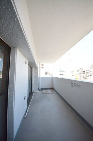 ダイアパレス堺町のバルコニー|広いバルコニー
屋根があるので急な雨でも安心です