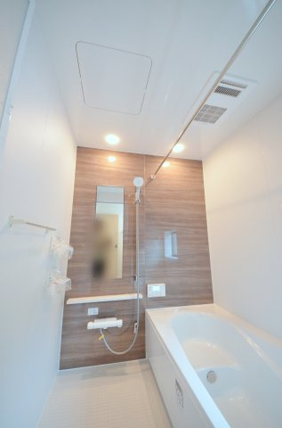 福面二丁目の浴室|人気の換気乾燥暖房機付き。広々とした一坪サイズの浴室を採用。足を伸ばして肩までゆったり浸かれるバスタブで、一日の疲れを心地よく解きほぐせます。