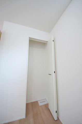福面二丁目の収納|キッチン横には、ストック食品や調理家電もすっきり収まるパントリーがあります。