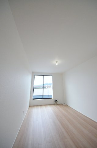 福面二丁目の洋室|各居室に機能的なクローゼットを完備。タンスなどの大型家具を買い足す必要がないため、お部屋の面積を最大限に活かせます。