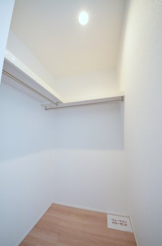 福面二丁目の洋室|各居室に機能的なクローゼットを完備。タンスなどの大型家具を買い足す必要がないため、お部屋の面積を最大限に活かせます。
