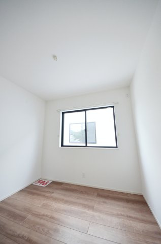 対厳山三丁目の洋室|各居室に機能的なクローゼットを完備。タンスなどの大型家具を買い足す必要がないため、お部屋の面積を最大限に活かせます。