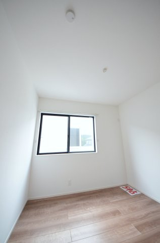対厳山三丁目の洋室|各居室に機能的なクローゼットを完備。タンスなどの大型家具を買い足す必要がないため、お部屋の面積を最大限に活かせます。