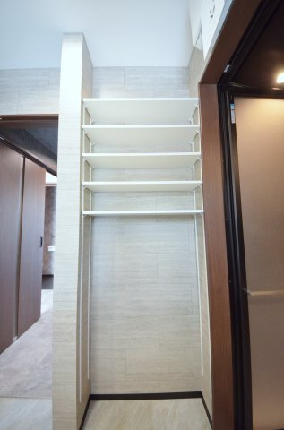 己斐上三丁目の収納|洗面所にタオルや着替えもスッキリ収まる収納棚を完備