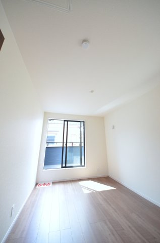 温品四丁目の洋室|各居室に機能的なクローゼットを完備。タンスなどの大型家具を買い足す必要がないため、お部屋の面積を最大限に活かせます。