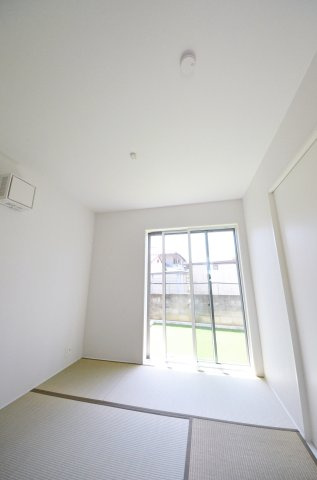 八幡が丘二丁目の洋室|各居室に機能的なクローゼットを完備。タンスなどの大型家具を買い足す必要がないため、お部屋の面積を最大限に活かせます。