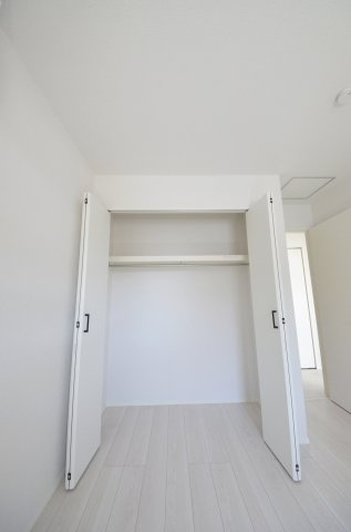 八幡が丘二丁目の収納|各居室に機能的なクローゼットを完備。タンスなどの大型家具を買い足す必要がないため、お部屋の面積を最大限に活かせます。