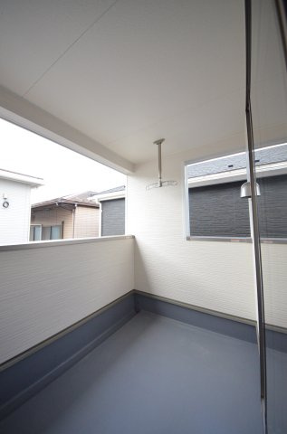八幡一丁目のバルコニー|屋根に守られたバルコニー。お出かけ中の急な雨でも洗濯物が濡れにくく安心です。