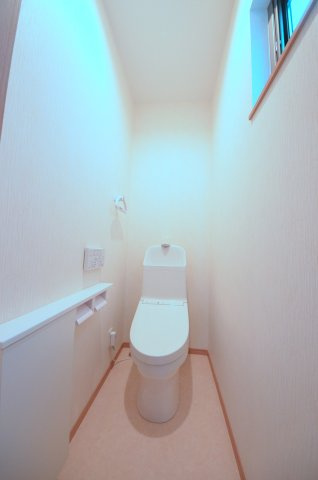 清水ヶ丘のトイレ|窓のある明るいトイレ 勿論ウォシュレット付きです