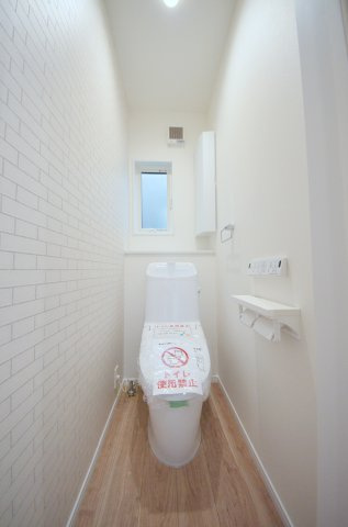 皆賀四丁目のトイレ|窓のある明るいトイレ
勿論ウォシュレット付きです