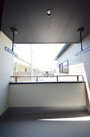 皆賀四丁目のバルコニー|屋根に守られたバルコニー。
お出かけ中の急な雨でも洗濯物が濡れにくく安心です。