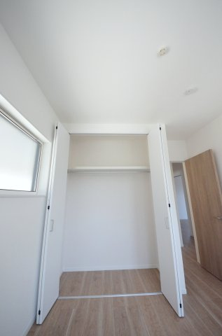 皆賀四丁目の収納|各居室に機能的なクローゼットを完備。タンスなどの大型家具を買い足す必要がないため、お部屋の面積を最大限に活かせます。