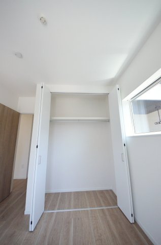 皆賀四丁目の収納|各居室に機能的なクローゼットを完備。タンスなどの大型家具を買い足す必要がないため、お部屋の面積を最大限に活かせます。