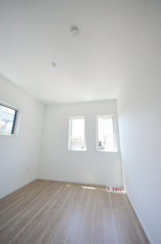 皆賀四丁目の洋室|各居室に機能的なクローゼットを完備。タンスなどの大型家具を買い足す必要がないため、お部屋の面積を最大限に活かせます。