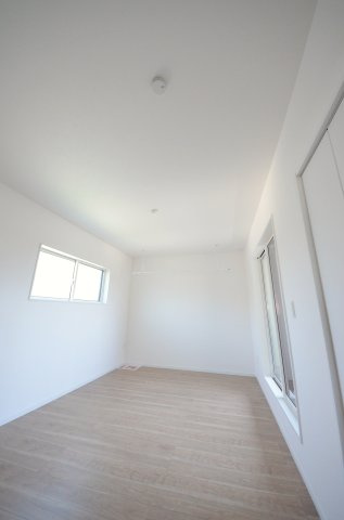 皆賀四丁目の洋室|各居室に機能的なクローゼットを完備。タンスなどの大型家具を買い足す必要がないため、お部屋の面積を最大限に活かせます。