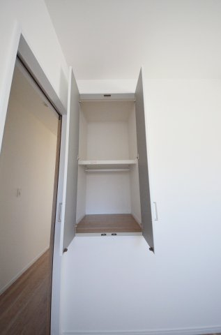 皆賀四丁目の収納|各居室に機能的なクローゼットを完備。タンスなどの大型家具を買い足す必要がないため、お部屋の面積を最大限に活かせます。