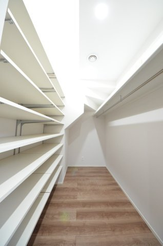 宮島口上一丁目の収納|リビング裏に掃除機やアイロン、日々の書類などを1か所に集約できる機能的なリビング収納スペース