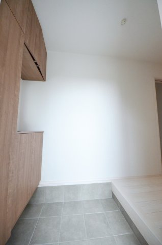 坪井一丁目の玄関|玄関には大容量のシューズボック有
廊下に収納もあり玄関周りの収納も充実しています
