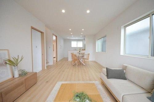 新庄町の居間・リビング|陽当たりが良く、窓の多いリビング空間。オープンタイプの対面式キッチンでリビングが隅まで見渡せます。キッチンにいながら小さなお子様にも目が届き安心です。