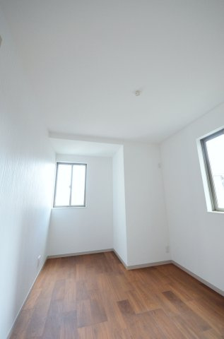 青崎一丁目の洋室|各居室に機能的なクローゼットを完備。タンスなどの大型家具を買い足す必要がないため、お部屋の面積を最大限に活かせます。