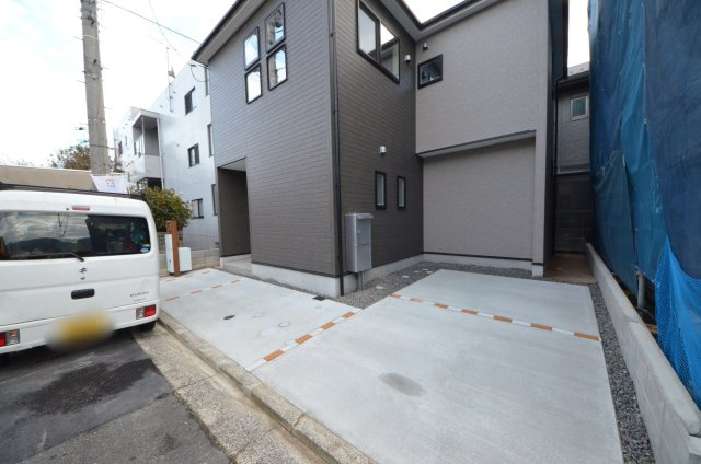 五日市中央六丁目の駐車場|前面道路は交通量が少なく駐車楽々
駐車は2台可能です